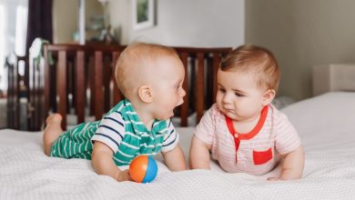 ما هي مراحل تطور اللغة عند طفلي؟ وكيف أُساعده ليُبكر في الكلام؟