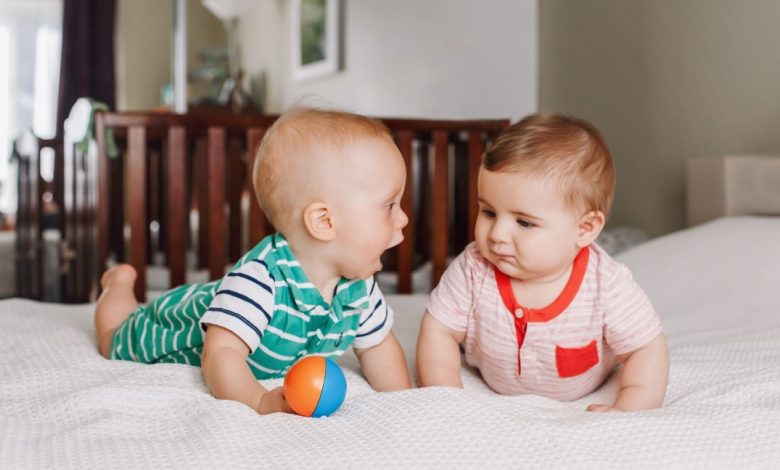 ما هي مراحل تطور اللغة عند طفلي؟ وكيف أُساعده ليُبكر في الكلام؟