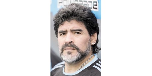 مارادونا وتريزيغيه وكانافارو يشاركون في لقاء تأبيني لعوانة بالكويت الاثنين المقبل