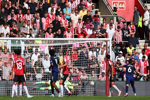 مانشستر يونايتد يفرط في الفوز ضد وست هام بالدوري الإنجليزي