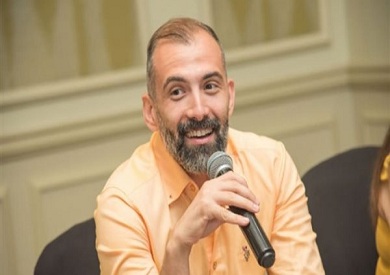 محمد رجاء: لم يعد الورد يعني بالضرورة الحب.. ولا الأبيض يدل على الحياة الجميلة