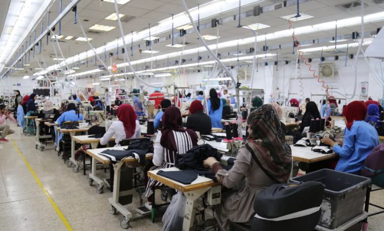 مسئولة بالتضامن: 2000 سيدة يعملن بمصنع الغزل والنسيج في الفيوم والتوجه للتوسع