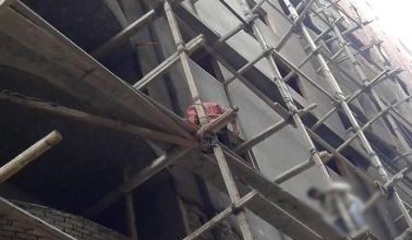 مستشار وزير العمل يوضح سبب حادثة سقوط سقالة خشبية في بنها