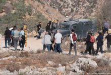 مستوطنون إسرائيليون يرشون أطفالا فلسطينيين بالغاز المسيل للدموع في أحدث هجوم بالضفة الغربية