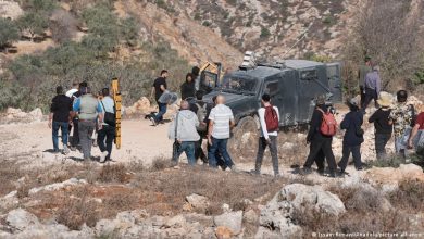 مستوطنون إسرائيليون يرشون أطفالا فلسطينيين بالغاز المسيل للدموع في أحدث هجوم بالضفة الغربية