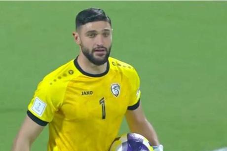 مشهد مؤثر لحارس منتخب سوريا إلياس هدايا بعد خسارة "نسور قاسيون" أمام المغرب (فيديو)
