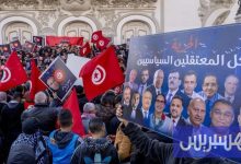 معارضون تونسيون يضربون عن الطعام