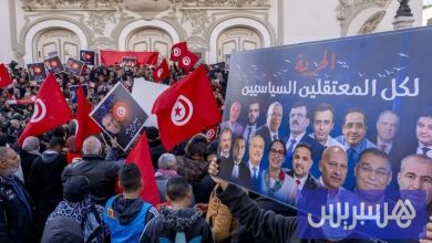 معارضون تونسيون يضربون عن الطعام