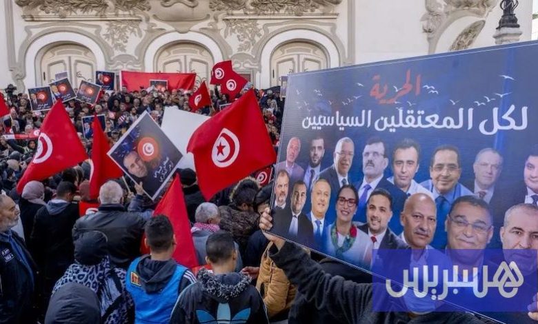 معارضون تونسيون يضربون عن الطعام