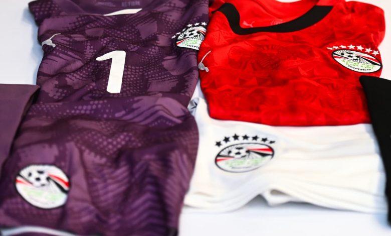 منتخب مصر بالزي الأحمر في مواجهة الكويت بكأس العرب