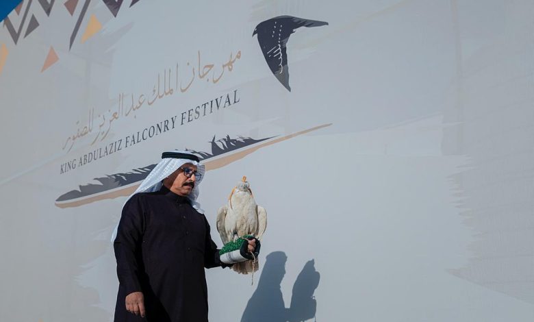 مهرجان الملك عبدالعزيز للصقور 2025 يدعو مُلاك السيارات والدراجات النارية للمشاركة