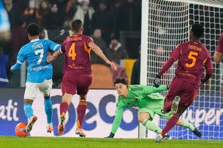 نابولي يسقط روما في عقر داره ويزاحم ميلان على صدارة "الكالتشيو"