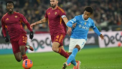 نابولي ينتزع انتصارًا ثمينًا أمام روما ويلتحق بميلان في صدارة الدوري الإيطالي