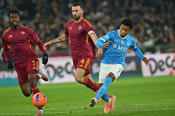 نابولي ينتزع انتصارًا ثمينًا أمام روما ويلتحق بميلان في صدارة الدوري الإيطالي