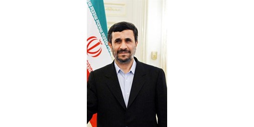 نجاد يهدي الأمم المتحدة كتابا عن احتلال الحلفاء لإيران