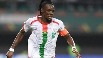 هجوم ناري من قائد بوركينا فاسو على حكم مباراة الجزائر: يفسدون البطولة