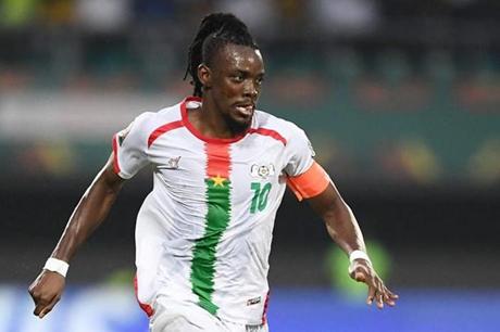 هجوم ناري من قائد بوركينا فاسو على حكم مباراة الجزائر: يفسدون البطولة