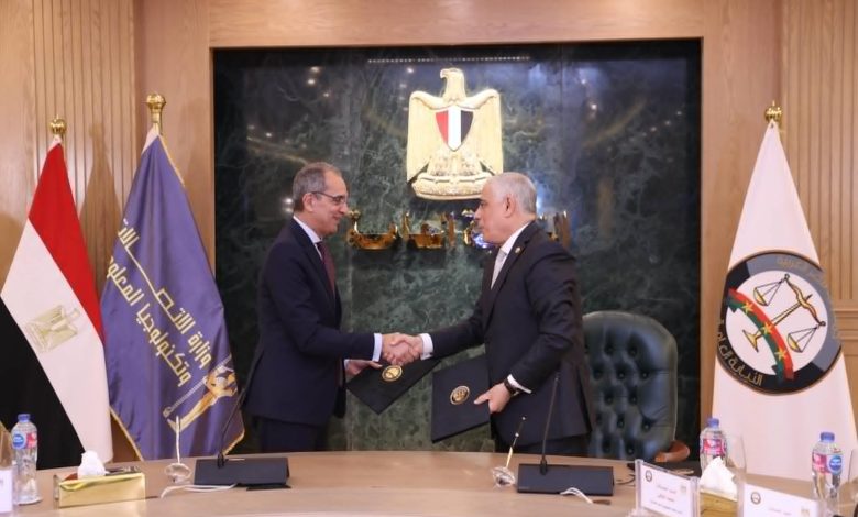 وزير الاتصالات والنائب العام يوقعان بروتوكول تعاون لتنفيذ 10 مشروعات للتحول الرقمي بالنيابة العامة