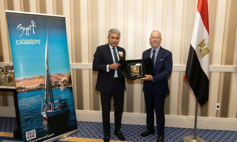 وزير السياحة يبحث مع رئيس اتحاد منظمي الرحلات الأمريكي زيادة التدفقات السياحية لمصر