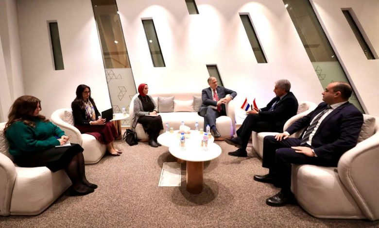 وزير السياحة يبحث مع سفير هولندا سبل تعزيز التعاون المشترك في مجالي السياحة والآثار