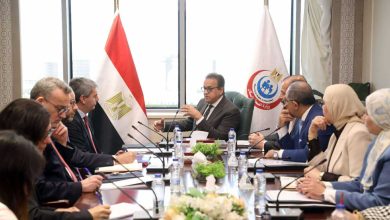 وزير الصحة يبحث مع الأوروبي للاستثمار إطلاق مصنع لقاحات متعدد المراحل لتوطين الصناعة في مصر