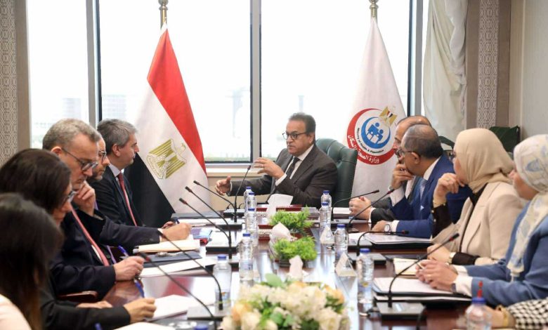 وزير الصحة يبحث مع الأوروبي للاستثمار إطلاق مصنع لقاحات متعدد المراحل لتوطين الصناعة في مصر