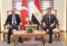 وزير الصحة يستقبل نظيره التركي بمطار القاهرة الدولي