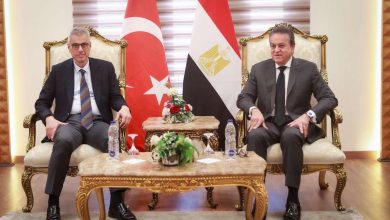وزير الصحة يستقبل نظيره التركي بمطار القاهرة الدولي