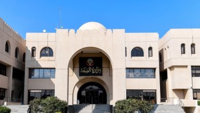 وزير الصحة يغلق ويلغي تراخيص 15 صيدلية أهلية