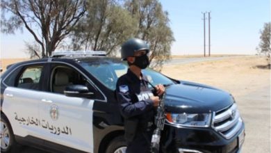 وفاة بحادث تصادم تريلا وسيارة على الطريق الصحراوي...