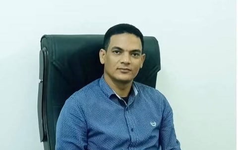 وفاة طبيب متأثرا بإصابته بطلق ناري طائش خلال قافلة طبية في قنا