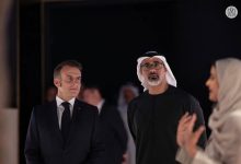 يرافقه ولي عهد أبوظبي.. الرئيس الفرنسي يزور متحف زايد الوطني (صور)