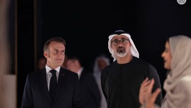 يرافقه ولي عهد أبوظبي.. الرئيس الفرنسي يزور متحف زايد الوطني (صور)