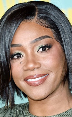 «نشأت في ملجأ أطفال لكني تجاوزت مأساتي ونجحت في الكوميديا»