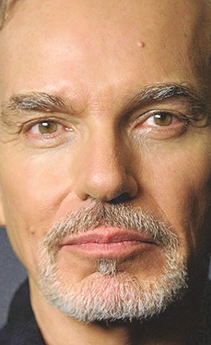 «وجهي أقل وسامة من أبطال الأفلام وأشد وسامة من أدوار الشر»