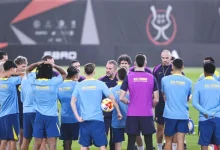 المدرب هانزي فليك في اجتماع فني مع لاعبي برشلونة  قبل مواجهة أتلتيك بلباو في نصف نهائي السوبر الاسباني بجدة (تصوير: أسامة السلمي)