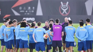 المدرب هانزي فليك في اجتماع فني مع لاعبي برشلونة  قبل مواجهة أتلتيك بلباو في نصف نهائي السوبر الاسباني بجدة (تصوير: أسامة السلمي)