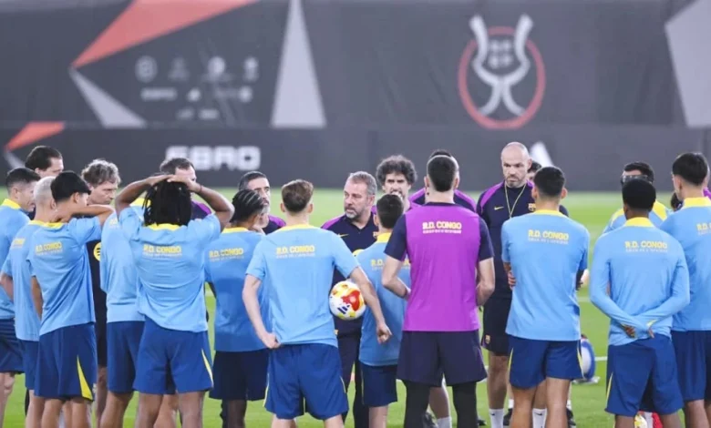 المدرب هانزي فليك في اجتماع فني مع لاعبي برشلونة قبل مواجهة أتلتيك بلباو في نصف نهائي السوبر الاسباني بجدة (تصوير: أسامة السلمي)