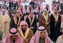 أمير الرياض يؤدي صلاة الميت على والدة شقران بن سعود