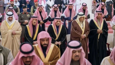 أمير الرياض يؤدي صلاة الميت على والدة شقران بن سعود
