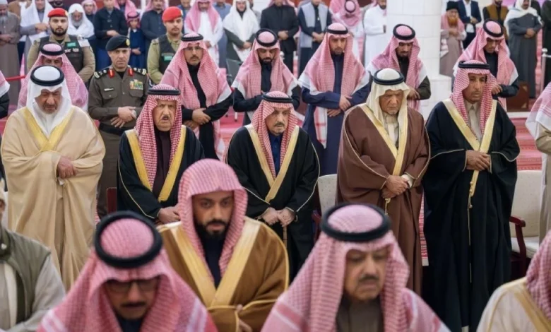 أمير الرياض يؤدي صلاة الميت على والدة شقران بن سعود