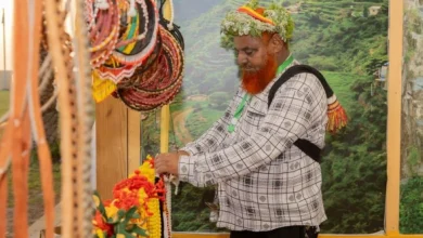 شهدت الفعالية إقبالاً جماهيرياً غفيراً، حيث استمتع الزوار بمشاهدة الحرف اليدوية الحية، وتذوق الأطباق الجازانية الأصيلة.