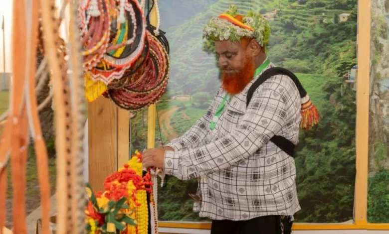 شهدت الفعالية إقبالاً جماهيرياً غفيراً، حيث استمتع الزوار بمشاهدة الحرف اليدوية الحية، وتذوق الأطباق الجازانية الأصيلة.