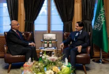 وزير الخارجية الأمير فيصل بن فرحان خلال لقائه المفوض السامي للأمم المتحدة لشؤون اللاجئين برهم صالح.