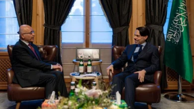 وزير الخارجية الأمير فيصل بن فرحان خلال لقائه المفوض السامي للأمم المتحدة لشؤون اللاجئين برهم صالح.