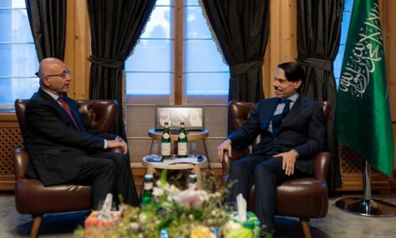 وزير الخارجية الأمير فيصل بن فرحان خلال لقائه المفوض السامي للأمم المتحدة لشؤون اللاجئين برهم صالح.