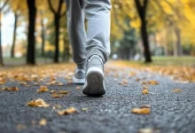 وجدت الدراسة إضافة 5 دقائق من النشاط البدني المعتدل يومياً (مثل المشي) ارتبطت بانخفاض خطر الوفاة بنسبة 10% لدى الأشخاص الذين يمارسون نشاطاً محدوداً.