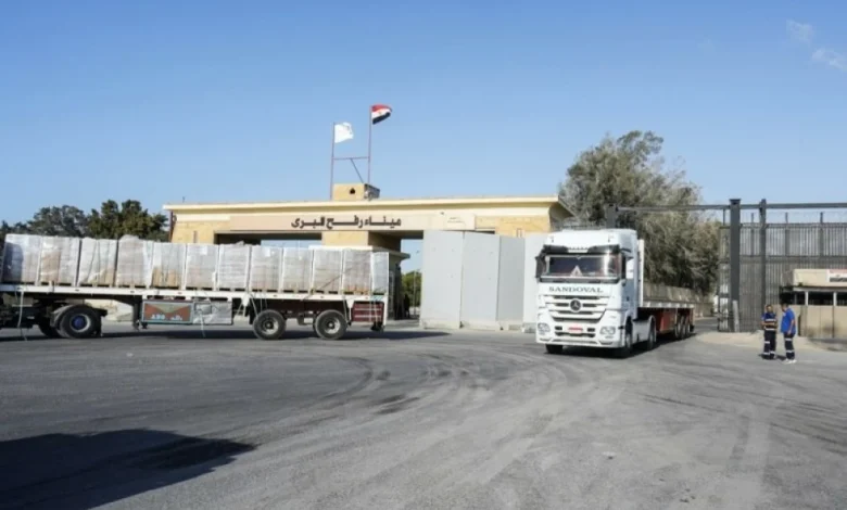 شاحنات مساعدات بانتظار إعادة افتتاح معبر رفح