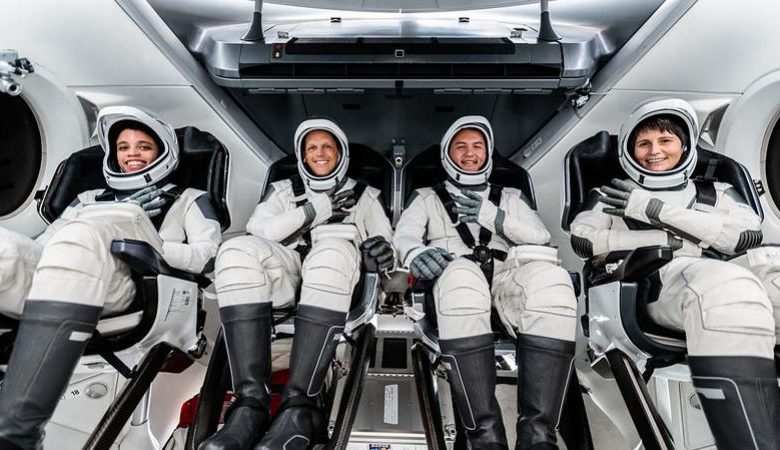 4 رواد يغادرون محطة الفضاء في أول إجلاء طبي لناسا
