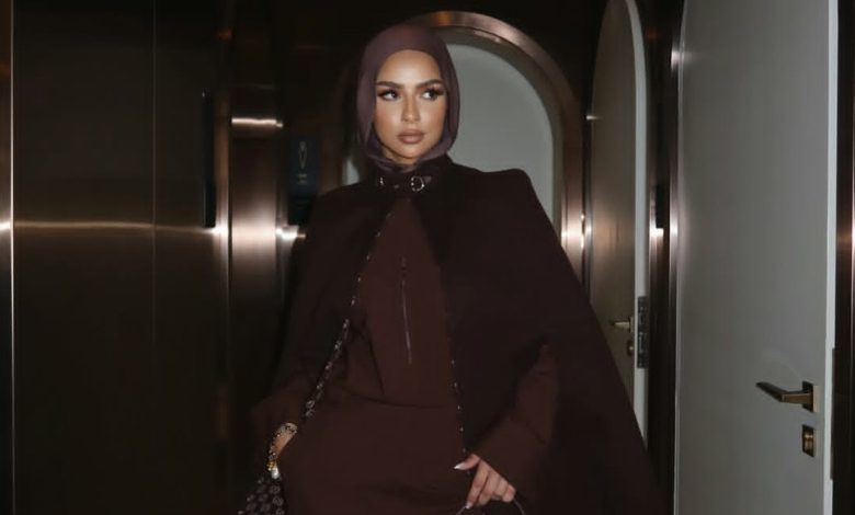 9 إطلالات مونوكرومية باللون البني للمحجبات.. استوحيها من مدونات الموضة